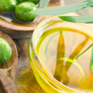 Olio extravergine d’oliva: l’antidiabetico naturale Extra virgin healthy Olive oil with fresh olives on rustic wooden background