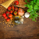 Dieta e Indice Glicemico Fresh ingredients for italian cuisine: pasta, tomatoes, basil, olive oil, garlic and onion